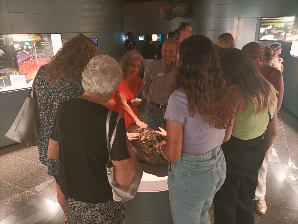 Anziani affetti da Alzheimer e studenti in erasmus insieme al Museo di Scienze Planetarie